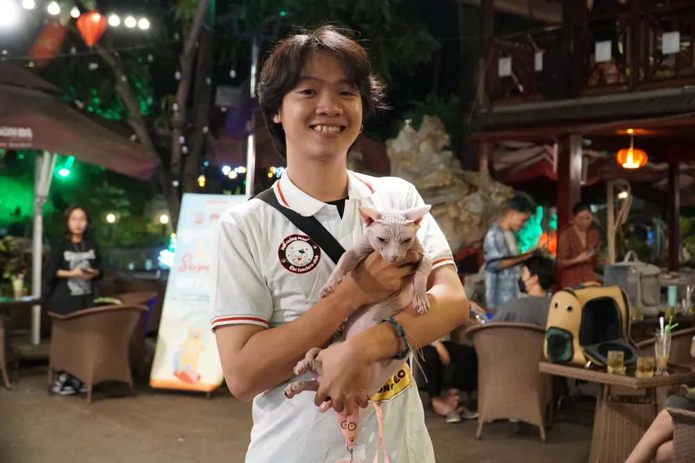 Sân chơi không chỉ dành riêng cho những người có thú cưng, chỉ cần là những người yêu động vật, muốn tìm hiểu vẫn có thể đến tham dự. “Mình từ Bình Phước đến đây tham gia giao lưu cùng các bạn. Hôm nay mình đi một mình, không có thú cưng, mình đến để học hỏi kinh nghiệm cũng như có địa điểm vui chơi trong kì nghỉ lễ ”- Bạn Võ Thành Đạt chia sẻ.