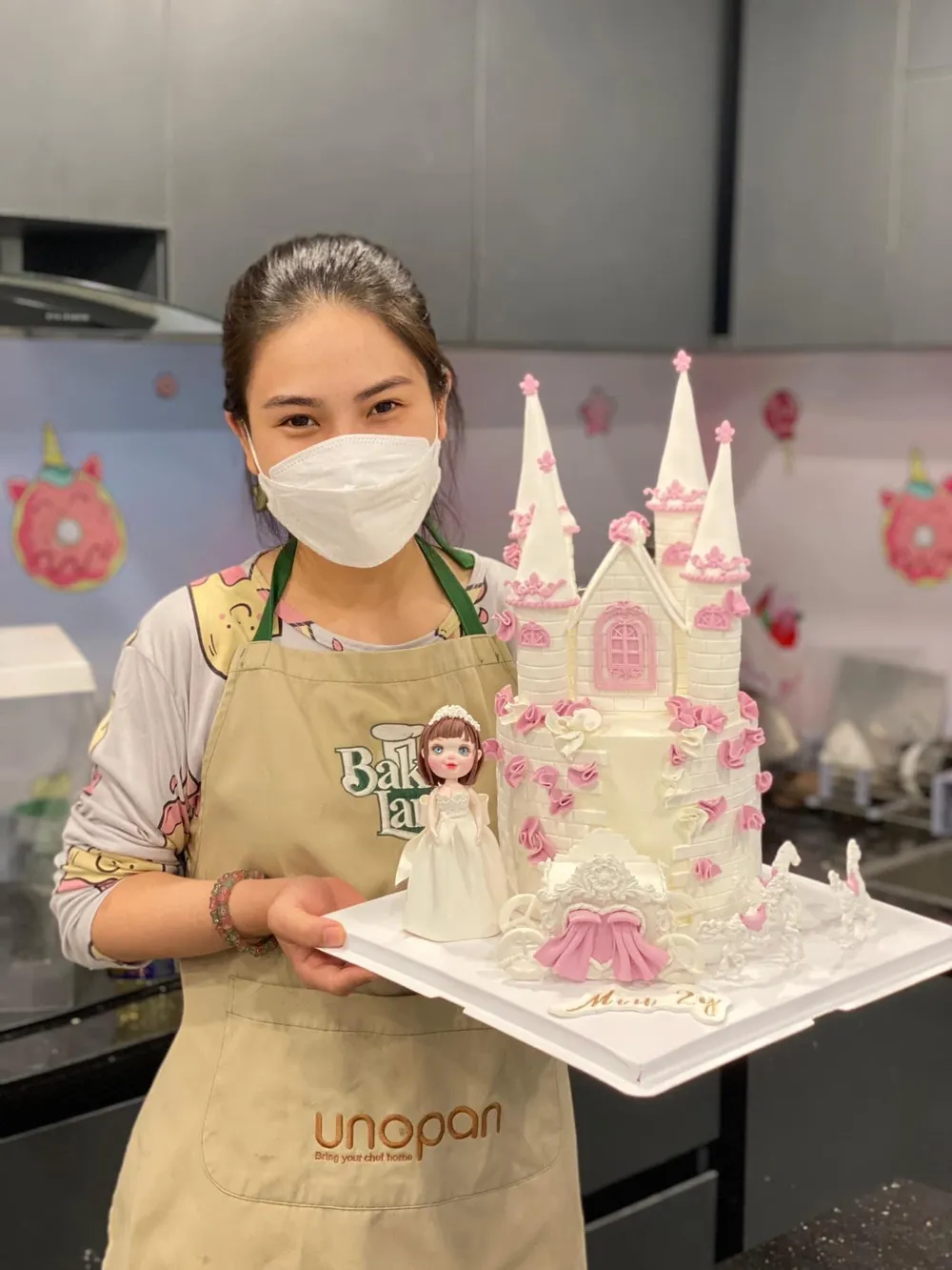 Hiện tại chị sở hữu một tiệm bánh tại Hà Nội. Hiện tại chị sở hữu một tiệm bánh tại Hà Nội.