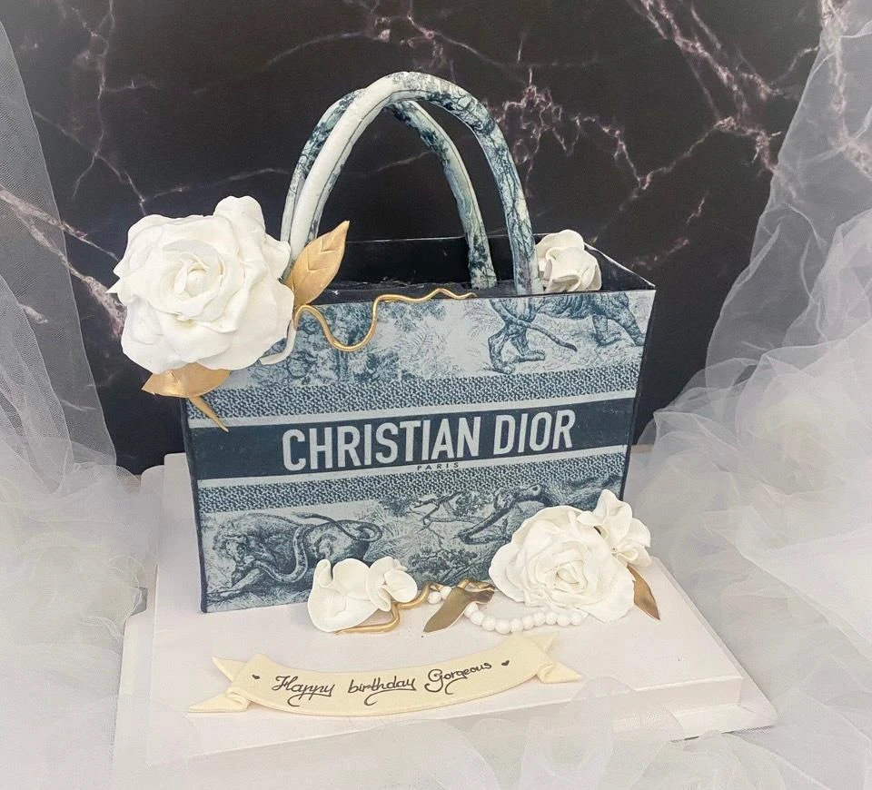 Mẫu túi cầm tay Dior được cover trên nền bánh kem trông giống như thật. Mẫu túi cầm tay Dior được cover trên nền bánh kem trông giống như thật.