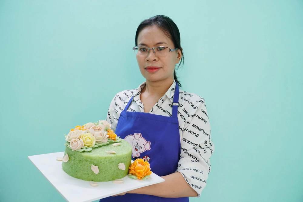 Chị bắt đầu tìm công thức và sáng tạo tạo hoa xôi trong suốt 2 năm qua.