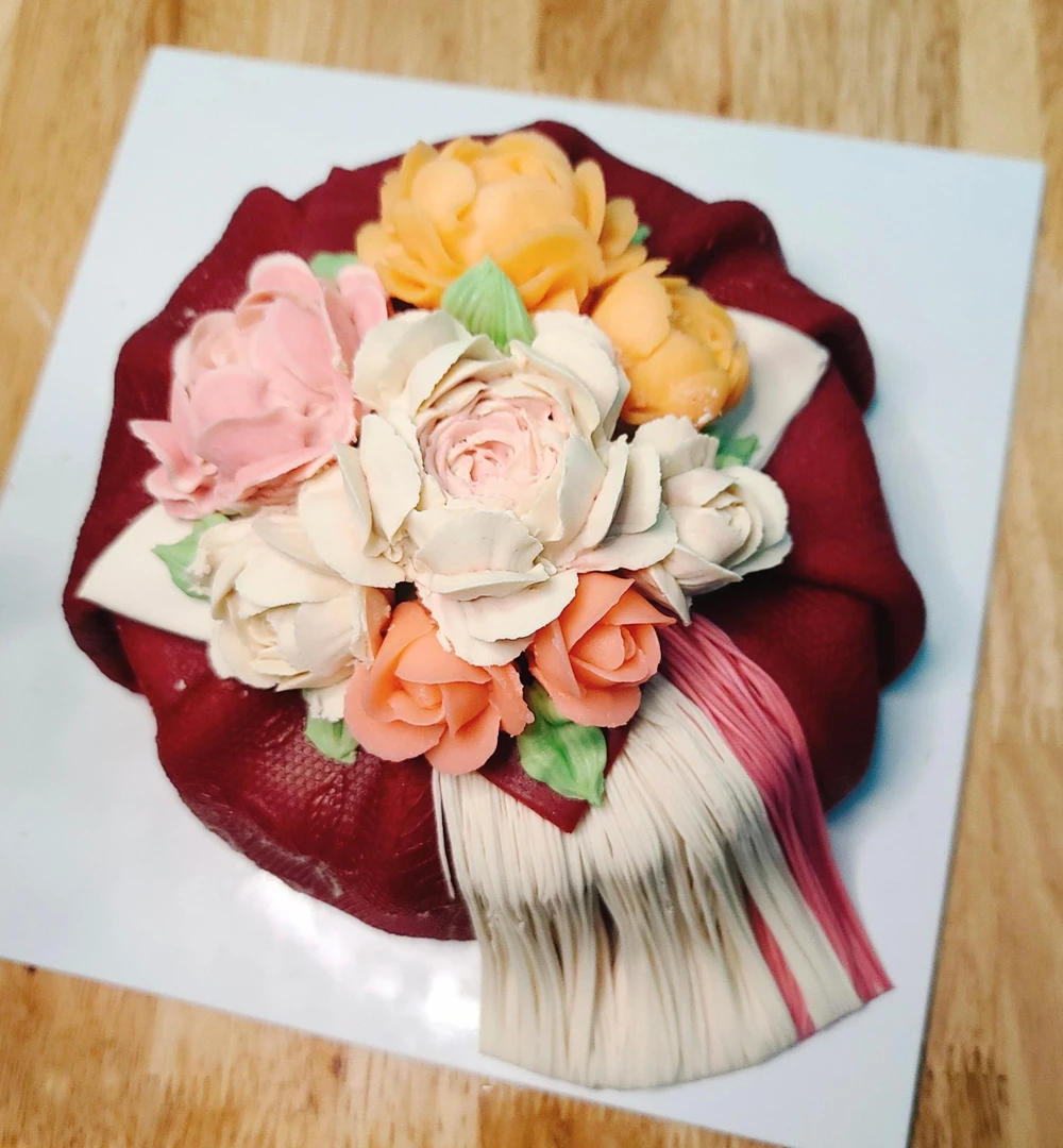 Một bánh có giá từ 400.000 đền 500.000 đồng, tuỳ vào mức độ trang trí cũng như mẫu hoa yêu cầu.