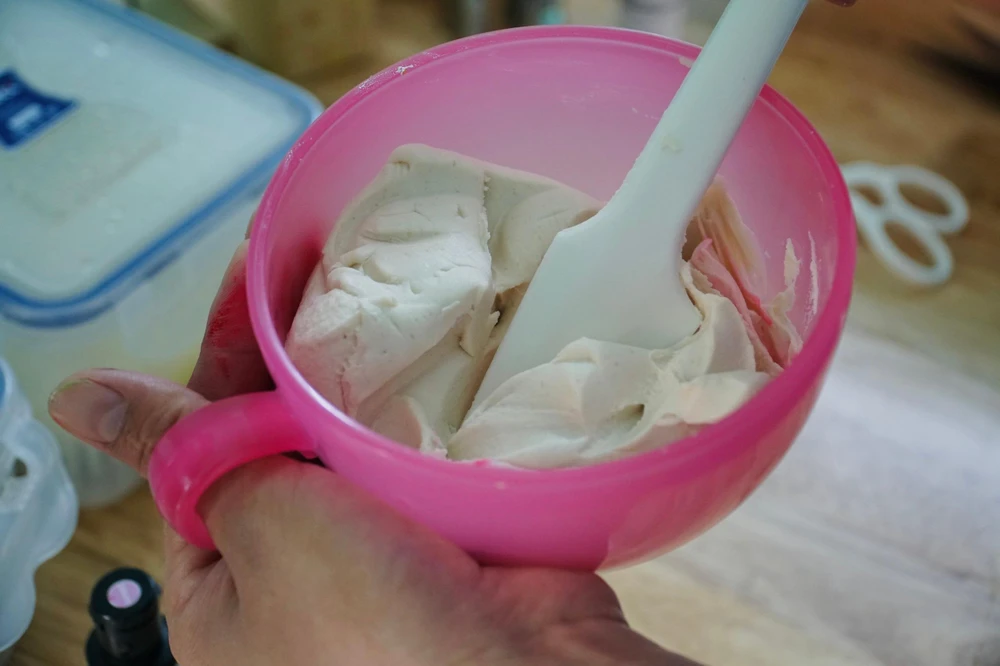 Đậu trắng sẽ được tận dụng để tạo gam màu tinh khiết, cho ra những cánh hoa thật trong trẻo, nhẹ nhàng.