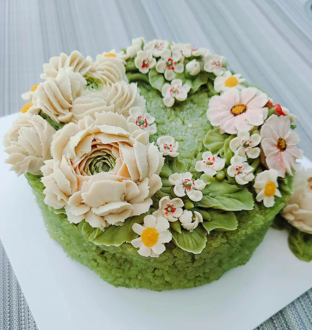 Để tạo hoa trang trí cho một bánh xôi, chị Hà sử dụng khoảng 300 gram đậu