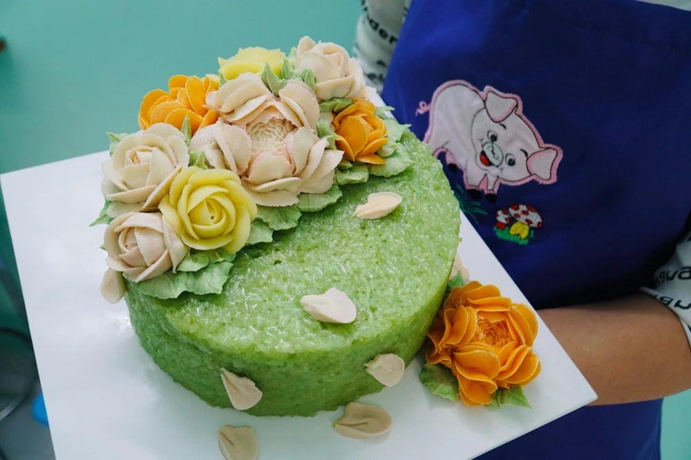 Bánh hoa xôi không giống như bánh kem, khi trang trí xong có thể bảo quản trong tủ lạnh vài ngày. Bởi điều này sẽ khiến xôi dễ khô cứng, mất đi độ dẻo, kém ngon. Chính vì thế người thợ chỉ có thể tạo hình cho xôi liền tay khi có khách đặt hàng, không thể chuẩn bị sẵn trước.