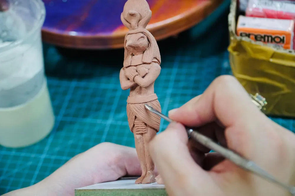 Quá trình thiết kế một mô hình, anh Âu phải kì công thực hiện 5 công đoạn chính: lên ý tưởng, vẽ phác thảo, dựng cốt, đắp khối tạo hình và cuối cùng là thêm thắt chi tiết, sơn màu.