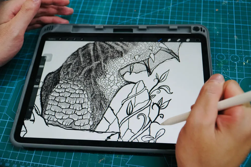 Anh Âu phác thảo ý tưởng thành các bản vẽ 2D trên máy.