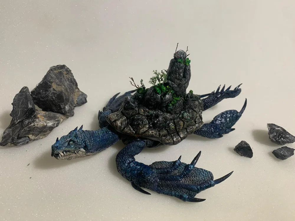 Để sản phẩm của mình được chân thật hơn, anh còn khéo léo tận dụng thêm đá, cây khô trong quá trình trang trí. Đồng thời, anh sử dụng các công cụ kim loại để điêu khắc, chải chuốt cho chi tiết sắc sảo, tỉ mỉ.