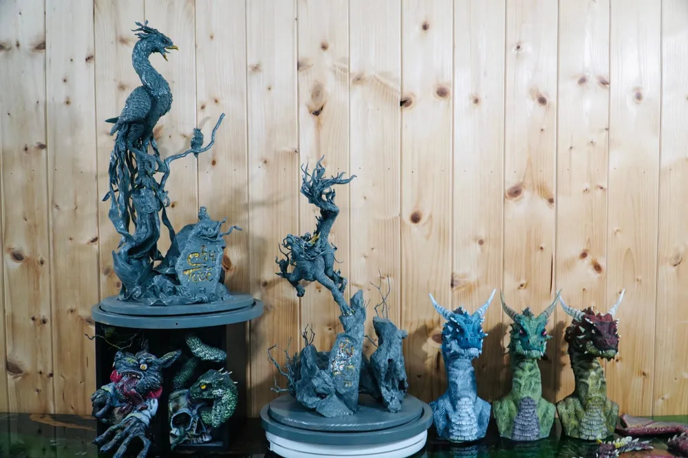 Đến nay anh Âu đã chế tác gần 100 tác phẩm khác nhau như tượng chu tước, đầu rồng, chim đại bàng, khủng long…