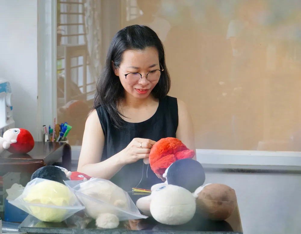 Với độ “mát tay” của mình, chị Chi đã chăm sóc, làm mới cho hàng nghìn thú nhồi bông trong suốt 7 năm qua. Với độ “mát tay” của mình, chị Chi đã chăm sóc, làm mới cho hàng nghìn thú nhồi bông trong suốt 7 năm qua.