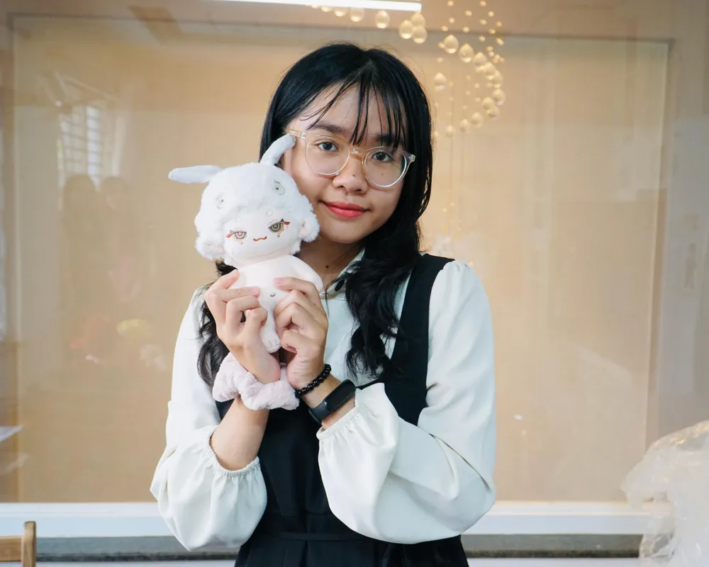 Bạn Lê Ngọc Khuê Tú (ngụ quận 11, TP.HCM), quen biết chị Chi đã nhiều năm, chia sẻ: “Mình đã mang gấu bông đến sửa chữa được 5-6 lần. Gấu luôn được làm đẹp hơn, gọn và thơm hơn. Gần đây nhất thì mình mang đến một em gấu bông vừa mua lại của một bạn bị "bệnh" nặng. Mình muốn chị tân trang cho bé thật đẹp để có thể lưu giữ được lâu dài.” Bạn Lê Ngọc Khuê Tú (ngụ quận 11, TP.HCM), quen biết chị Chi đã nhiều năm, chia sẻ: “Mình đã mang gấu bông đến sửa chữa được 5-6 lần. Gấu luôn được làm đẹp hơn, gọn và thơm hơn. Gần đây nhất thì mình mang đến một em gấu bông vừa mua lại của một bạn bị "bệnh" nặng. Mình muốn chị tân trang cho bé thật đẹp để có thể lưu giữ được lâu dài.”