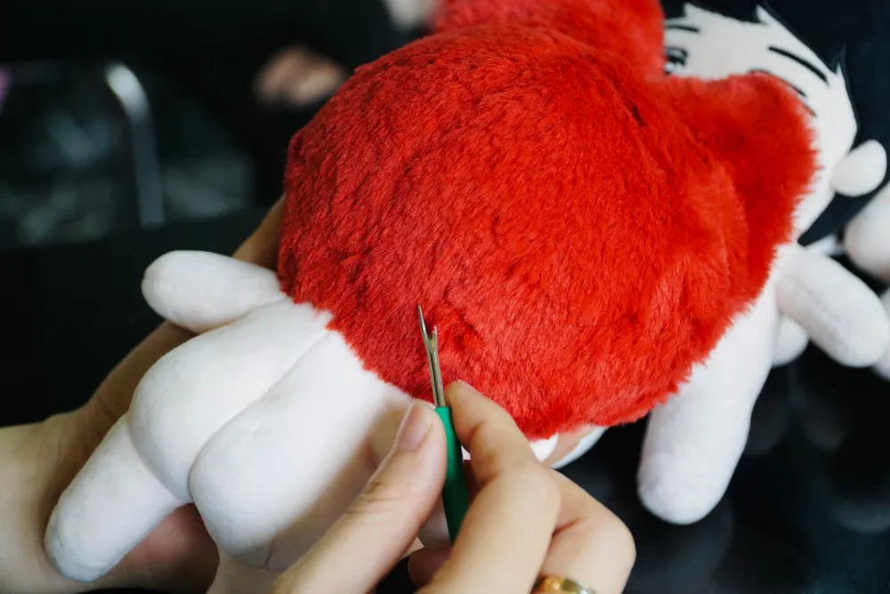 Chị ưu tiên may tay hơn sử dụng máy, bởi như vậy các đường may sẽ sắc sảo, thẩm mỹ hơn. Chị ưu tiên may tay hơn sử dụng máy, bởi như vậy các đường may sẽ sắc sảo, thẩm mỹ hơn.