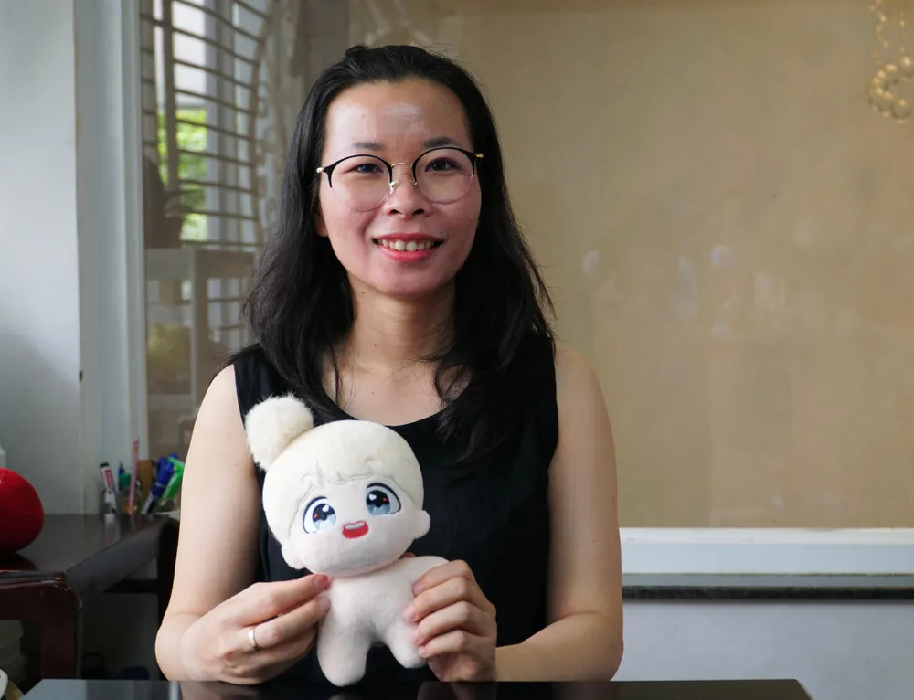 “Nếu hoạ sĩ muốn vẽ tranh đẹp phải có cảm hứng thì công việc làm mới thú nhồi bông này cũng vậy, cảm xúc rất quan trọng. Khi có đủ cảm xúc thì mới lựa chọn, quan sát, tạo hình phù hợp và có hồn cho từng bé gấu”, chị Chi chia sẻ. “Nếu hoạ sĩ muốn vẽ tranh đẹp phải có cảm hứng thì công việc làm mới thú nhồi bông này cũng vậy, cảm xúc rất quan trọng. Khi có đủ cảm xúc thì mới lựa chọn, quan sát, tạo hình phù hợp và có hồn cho từng bé gấu”, chị Chi chia sẻ.