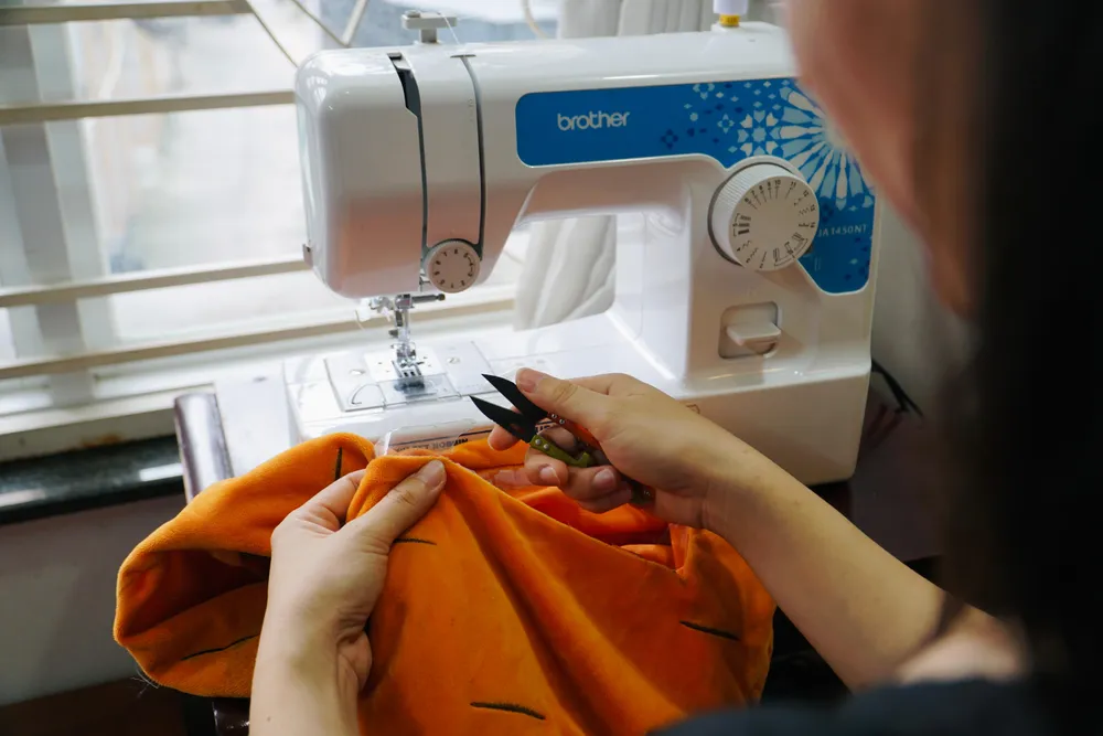 Thoạt nhìn mọi người sẽ nghĩ đây là một công việc đơn giản, chỉ cắt ra rồi chắp vá, may lại. Thế nhưng, chị Chi phủ nhận: “Việc sửa chữa đòi hỏi người thợ phải có tính tỉ mỉ, cẩn thận, biết cách quan sát và quan trọng phải có trí tưởng tượng, sáng tạo. Không phải cứ may là xong mà phải biết mường tượng đường đi của mũi kim để sửa các bé gấu cho hoàn hảo nhất và không để lộ dấu vết”. Thoạt nhìn mọi người sẽ nghĩ đây là một công việc đơn giản, chỉ cắt ra rồi chắp vá, may lại. Thế nhưng, chị Chi phủ nhận: “Việc sửa chữa đòi hỏi người thợ phải có tính tỉ mỉ, cẩn thận, biết cách quan sát và quan trọng phải có trí tưởng tượng, sáng tạo. Không phải cứ may là xong mà phải biết mường tượng đường đi của mũi kim để sửa các bé gấu cho hoàn hảo nhất và không để lộ dấu vết”.