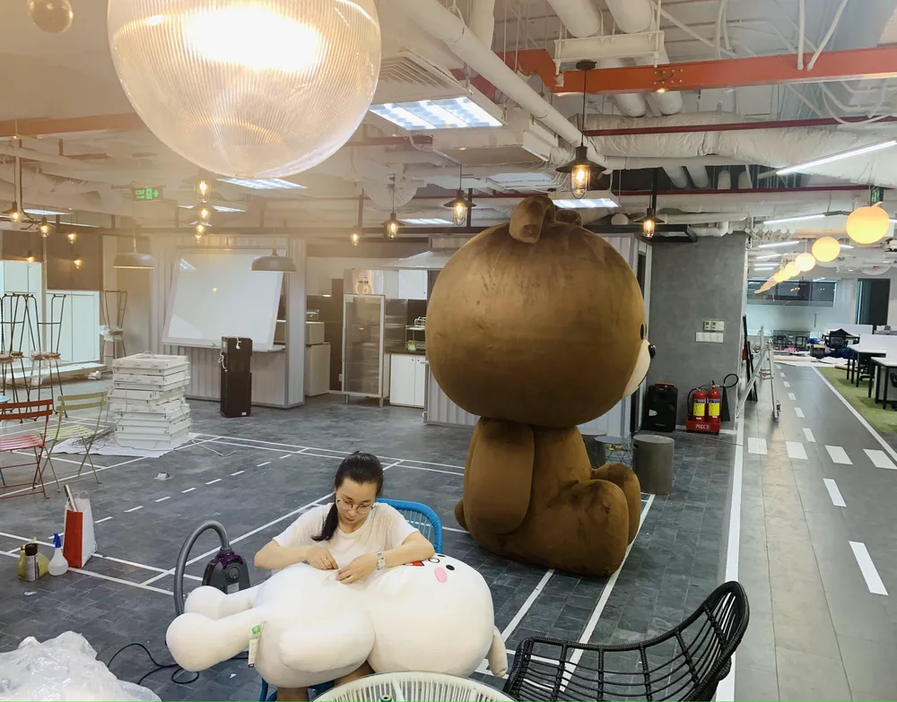 Một bé gấu size lớn được chị Chi đến tận nơi sửa chữa và hoàn thành trong 38 tiếng. Một bé gấu size lớn được chị Chi đến tận nơi sửa chữa và hoàn thành trong 38 tiếng.