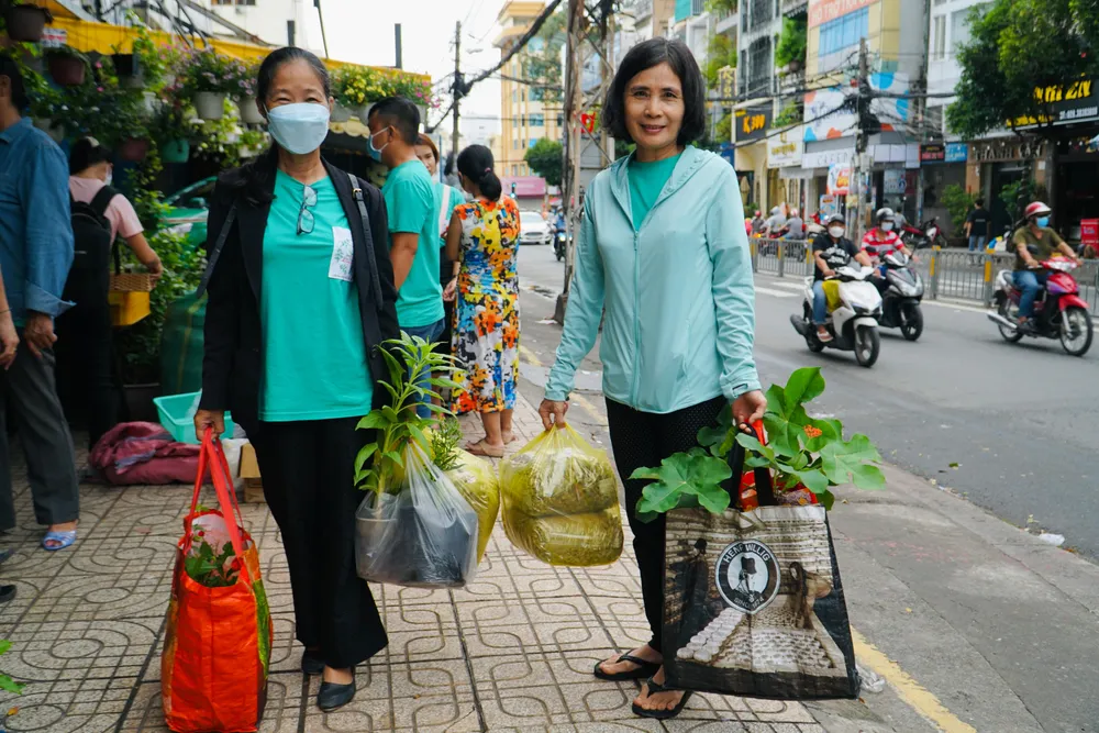 Từ sáng sớm, chị Vân và chị Hà đã chạy xe máy từ Quận 2 sang Quận 5 để đến tham gia. Từ ngày biết chợ cây giống 1.000 đồng, các chị đều chưa bỏ sót một lần họp chợ nào. “Cuối tuần nào mở chúng tôi cũng ghé. Cây ở đây vừa rẻ vừa đẹp, tất cả đều sống rất khoẻ”. Từ sáng sớm, chị Vân và chị Hà đã chạy xe máy từ Quận 2 sang Quận 5 để đến tham gia. Từ ngày biết chợ cây giống 1.000 đồng, các chị đều chưa bỏ sót một lần họp chợ nào. “Cuối tuần nào mở chúng tôi cũng ghé. Cây ở đây vừa rẻ vừa đẹp, tất cả đều sống rất khoẻ”.