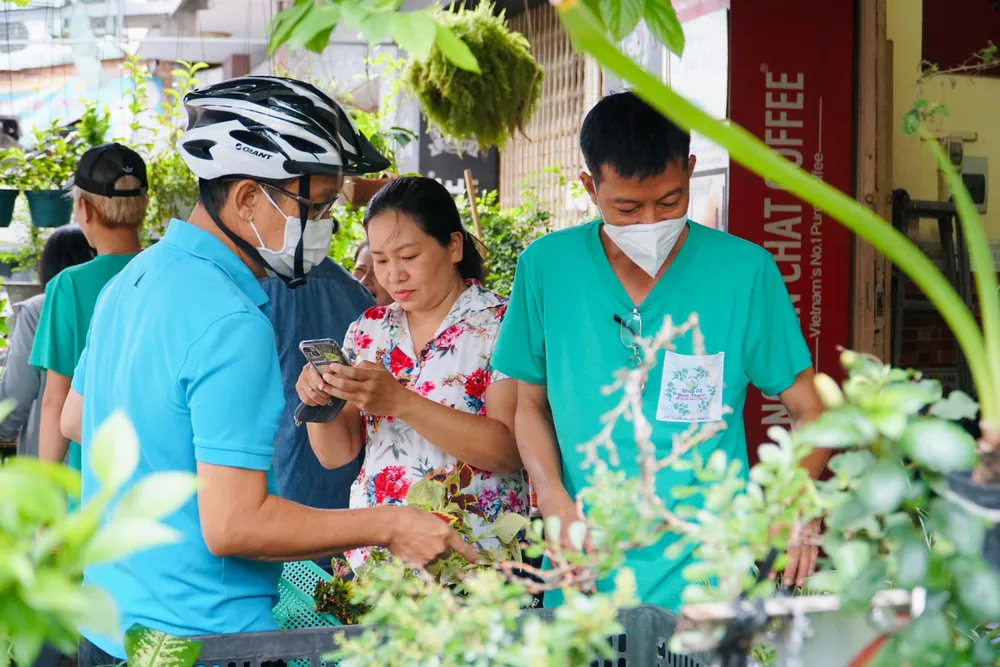 Lấy cảm hứng từ shop cây 0 đồng hoạt động từ năm 2019 tại quận Bình Thạnh, những người có chung niềm đam mê với cây trồng đã quyết định tổ chức phiên chợ 1.000 đồng để có thêm địa điểm cung cấp cây xanh cho mọi người. Lấy cảm hứng từ shop cây 0 đồng hoạt động từ năm 2019 tại quận Bình Thạnh, những người có chung niềm đam mê với cây trồng đã quyết định tổ chức phiên chợ 1.000 đồng để có thêm địa điểm cung cấp cây xanh cho mọi người.