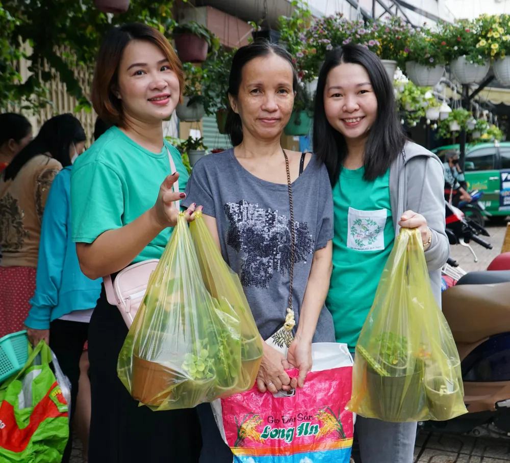 Chị Hoàng Oanh (đứng giữa) chụp ảnh kỷ niệm cùng thành viên ban tổ chức. Chị Hoàng Oanh (đứng giữa) chụp ảnh kỷ niệm cùng thành viên ban tổ chức.