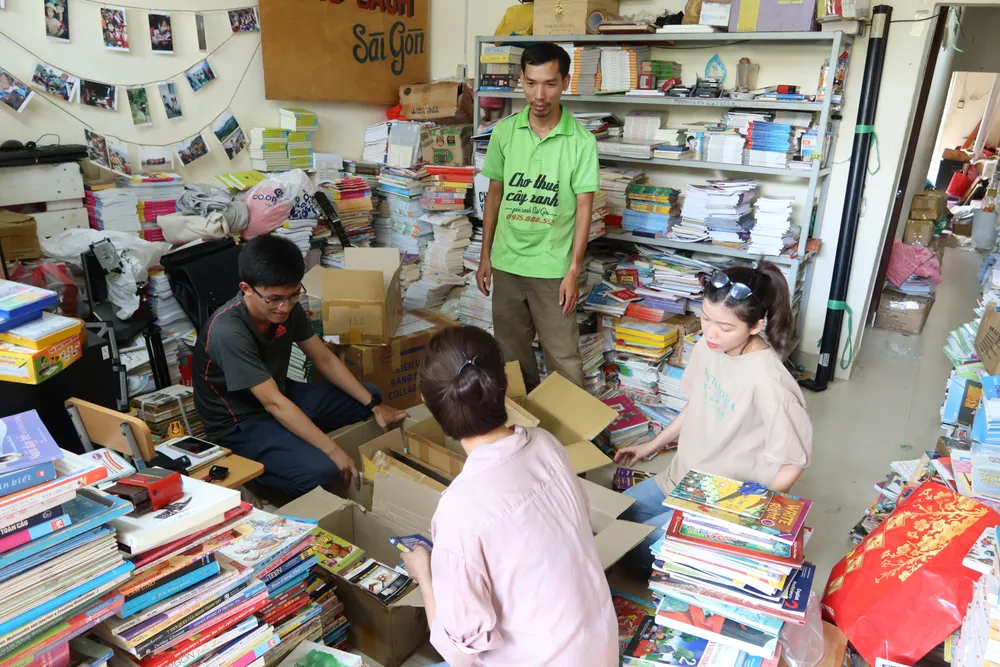 Để hiện thực hoá ước mơ mang những quyển sách đến với các em nhỏ vùng khó khăn, hơn 11 năm nay, anh Nguyễn Tú Anh cùng các cộng sự vẫn đang miệt mài triển khai dự án mỗi dịp cuối tuần. Những người trẻ chung niềm đam mê lại tụ họp cùng nhau, phân loại, đóng gói tại kho lưu trữ mang tên “Chủ Nhật Yêu Thương” tại một ngôi nhà trên đường số 36, phường Linh Đông, TP Thủ Đức. Để hiện thực hoá ước mơ mang những quyển sách đến với các em nhỏ vùng khó khăn, hơn 11 năm nay, anh Nguyễn Tú Anh cùng các cộng sự vẫn đang miệt mài triển khai dự án mỗi dịp cuối tuần. Những người trẻ chung niềm đam mê lại tụ họp cùng nhau, phân loại, đóng gói tại kho lưu trữ mang tên “Chủ Nhật Yêu Thương” tại một ngôi nhà trên đường số 36, phường Linh Đông, TP Thủ Đức.