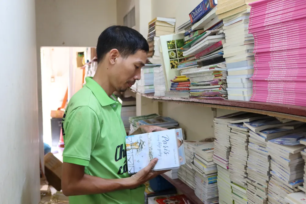 Anh tâm sự thêm: "Khoảng thời gian đầu, mình và nhóm mang sách lên các bản làng, bà con không quý trọng lắm, tưởng mình mang tiền và gạo nhưng khi biết mang sách, ai cũng thờ ơ, không hào hứng. Tuy nhiên, mình và nhóm cũng chuẩn bị trước tinh thần rồi nên cũng không mấy ngạc nhiên lắm". Anh tâm sự thêm: "Khoảng thời gian đầu, mình và nhóm mang sách lên các bản làng, bà con không quý trọng lắm, tưởng mình mang tiền và gạo nhưng khi biết mang sách, ai cũng thờ ơ, không hào hứng. Tuy nhiên, mình và nhóm cũng chuẩn bị trước tinh thần rồi nên cũng không mấy ngạc nhiên lắm".