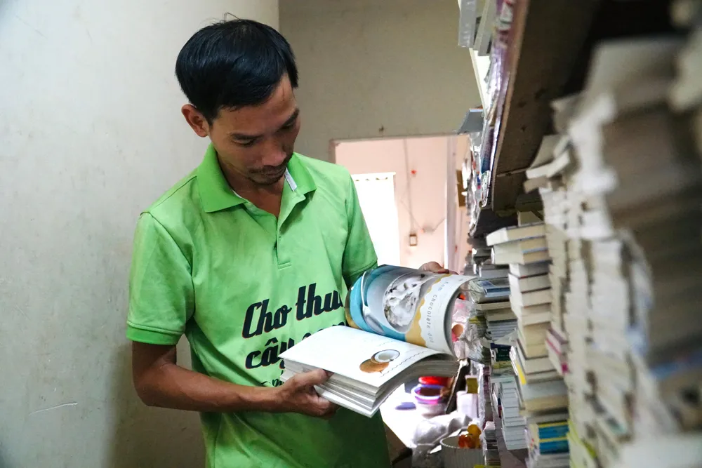 Chi phí để mua sách sẽ dùng từ quỹ do anh cùng các cộng sự lập nên. Ngoài ra, tất cả tiền đóng gói, vận chuyển đến tay người nhận đều do nhóm tự chi trả. Chi phí để mua sách sẽ dùng từ quỹ do anh cùng các cộng sự lập nên. Ngoài ra, tất cả tiền đóng gói, vận chuyển đến tay người nhận đều do nhóm tự chi trả.