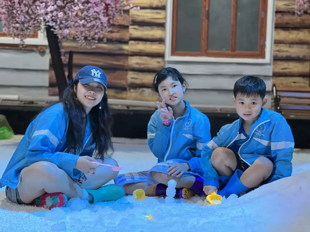 Chị Nguyễn Hà My (21 tuổi, ngụ TP Thủ Đức, TP.HCM) đi cùng hai cháu nhỏ cho biết: “Tôi thấy tuyết ở đây mô phỏng khá giống thật vì khi tôi sinh sống tại Mỹ đã được tận mắt thấy tuyết rất nhiều lần. Tôi chỉ mong khu vực tuyết có thể mở rộng diện tích để mọi người có không gian vui chơi nhiều hơn.” Chị Nguyễn Hà My (21 tuổi, ngụ TP Thủ Đức, TP.HCM) đi cùng hai cháu nhỏ cho biết: “Tôi thấy tuyết ở đây mô phỏng khá giống thật vì khi tôi sinh sống tại Mỹ đã được tận mắt thấy tuyết rất nhiều lần. Tôi chỉ mong khu vực tuyết có thể mở rộng diện tích để mọi người có không gian vui chơi nhiều hơn.”