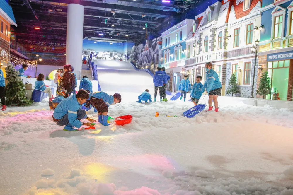 Lớp tuyết tại đây có màu trắng tinh, xốp mịn vô cùng chân thật, được tạo nên từ công nghệ làm tuyết tốt nhất của Nhật Bản. Nhiệt độ bên trong khu vui chơi luôn duy trì ở mức 14℃-16℃, tạo cảm giác mát lạnh như mùa đông ở trời Tây. Lớp tuyết tại đây có màu trắng tinh, xốp mịn vô cùng chân thật, được tạo nên từ công nghệ làm tuyết tốt nhất của Nhật Bản. Nhiệt độ bên trong khu vui chơi luôn duy trì ở mức 14℃-16℃, tạo cảm giác mát lạnh như mùa đông ở trời Tây.