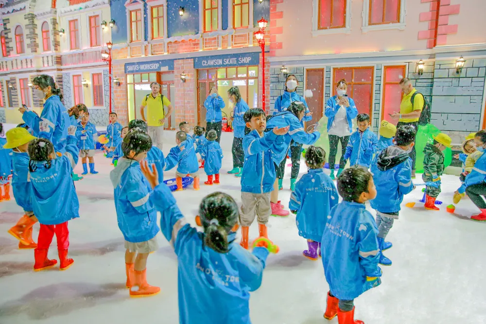 Trung bình khoảng 45 phút sẽ có hiệu ứng bọt tuyết rơi xuống một lần. Nhiều người hào hứng xoè bàn tay hứng lấy từng bông tuyết rơi để tận hưởng sự lãng mạn ngọt ngào. Trung bình khoảng 45 phút sẽ có hiệu ứng bọt tuyết rơi xuống một lần. Nhiều người hào hứng xoè bàn tay hứng lấy từng bông tuyết rơi để tận hưởng sự lãng mạn ngọt ngào.