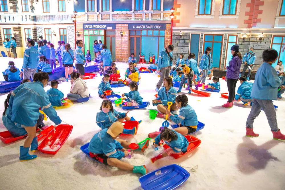Tại Snow Town có nhiều hoạt động vui chơi như trượt tuyết, trượt ski, nặn tuyết,… Trong đó, trượt tuyết từ trên dốc cao 8m xuống khiến mọi người vô cùng hào hứng trải nghiệm. Tại Snow Town có nhiều hoạt động vui chơi như trượt tuyết, trượt ski, nặn tuyết,… Trong đó, trượt tuyết từ trên dốc cao 8m xuống khiến mọi người vô cùng hào hứng trải nghiệm.