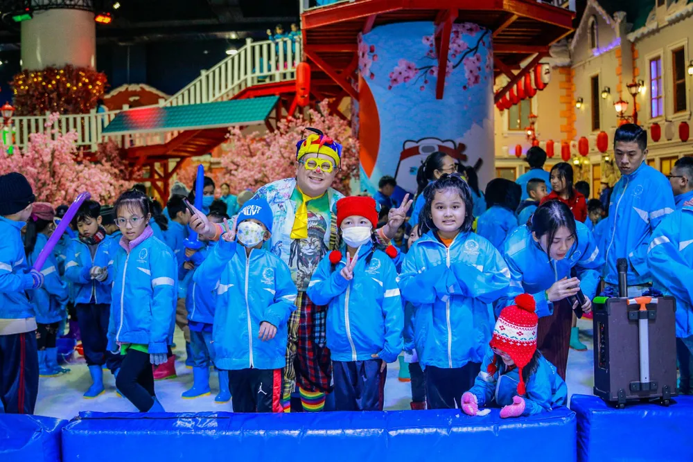 Khi đến đây, du khách sẽ được trang bị đầy đủ các dụng cụ an toàn, áo khoác giữ ấm, giày ủng cũng như có nhân viên hướng dẫn ở từng khu vực riêng. Khi đến đây, du khách sẽ được trang bị đầy đủ các dụng cụ an toàn, áo khoác giữ ấm, giày ủng cũng như có nhân viên hướng dẫn ở từng khu vực riêng.