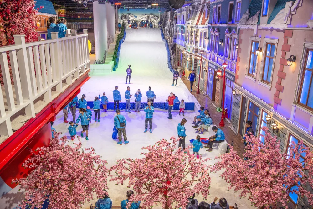 Tại đây, du khách có cảm giác như đang lạc trôi vào một ngôi làng tuyết thu nhỏ khi khung cảnh xung quanh tái hiện chân thực các hình ảnh ngôi nhà phủ tuyết trắng, ánh sáng trang hoàng khắp các con đường. Tại đây, du khách có cảm giác như đang lạc trôi vào một ngôi làng tuyết thu nhỏ khi khung cảnh xung quanh tái hiện chân thực các hình ảnh ngôi nhà phủ tuyết trắng, ánh sáng trang hoàng khắp các con đường.