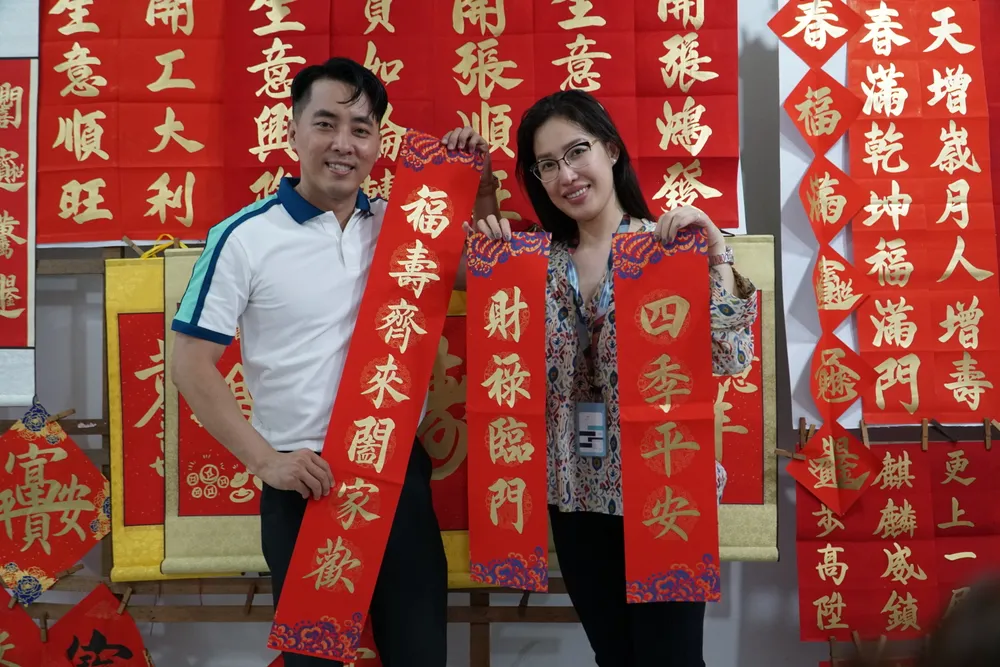 Anh Trần Quốc An (ngụ Quận 3, TP.HCM) cũng là khách quen tại đây: “Liễn đỏ vừa có tính sinh động vừa giữ nét văn hoá qua từng năm, không bị mai một. Vẫn như mọi năm, tôi luôn xin chữ “Hiệp gia bình an” nghĩa là không có gì ngoài cầu mong bình an”.