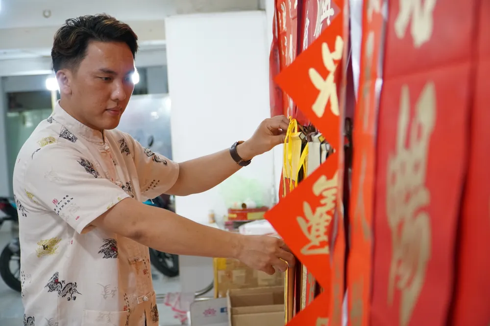 Với gia đình chị Viên Dũ đây là nghề tay trái, cả năm chỉ làm đúng một tháng, trung bình mỗi ngày gia đình viết đến 100 câu liễn các loại.