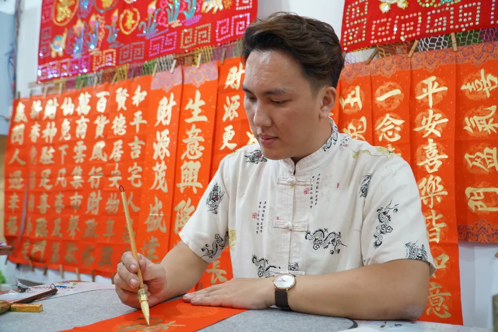 Anh Lương Triều Minh (33 tuổi, em của chị Dũ) cùng thành viên trẻ tuổi trong gia đình đã theo nghề từ năm 15 tuổi. Ngày còn bé, trong những lần tận mắt thấy ba viết chữ, nét bút bay bổng, uốn lượn khiến anh vô cùng hứng thú rồi dần học theo.