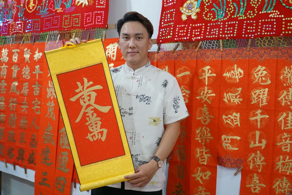 Gần 20 năm cầm bút, anh Minh xem nghề vừa là một cái duyên vừa là trách nhiệm phải cố gắng giữ gìn nét đẹp của văn hoá xưa. Anh Minh chia sẻ:“Chữ Hán vốn đã khó, khi viết lên câu liễn còn đòi hỏi phải thể hiện thật sắc sảo, tỉ mỉ, thế nên những người làm nghề phải thực sự có tính kiên trì, nhẫn nại”