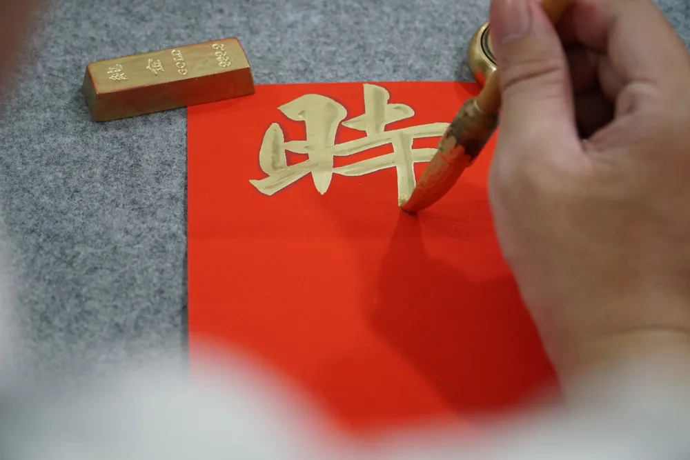 “Không đơn giản chỉ là viết cho tròn chữ, trong mỗi nét bút tôi còn gửi gắm thêm cả tâm nguyện mong muốn khách nhận được luôn vui vẻ, thành công trong năm mới”, chị Lương Viên Dũ nói thêm.