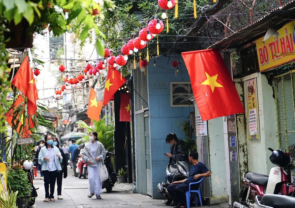 Dọc con hẻm phủ sắc màu tươi thắm từ hoa mai, hoa đào, lồng đèn, cờ đỏ….