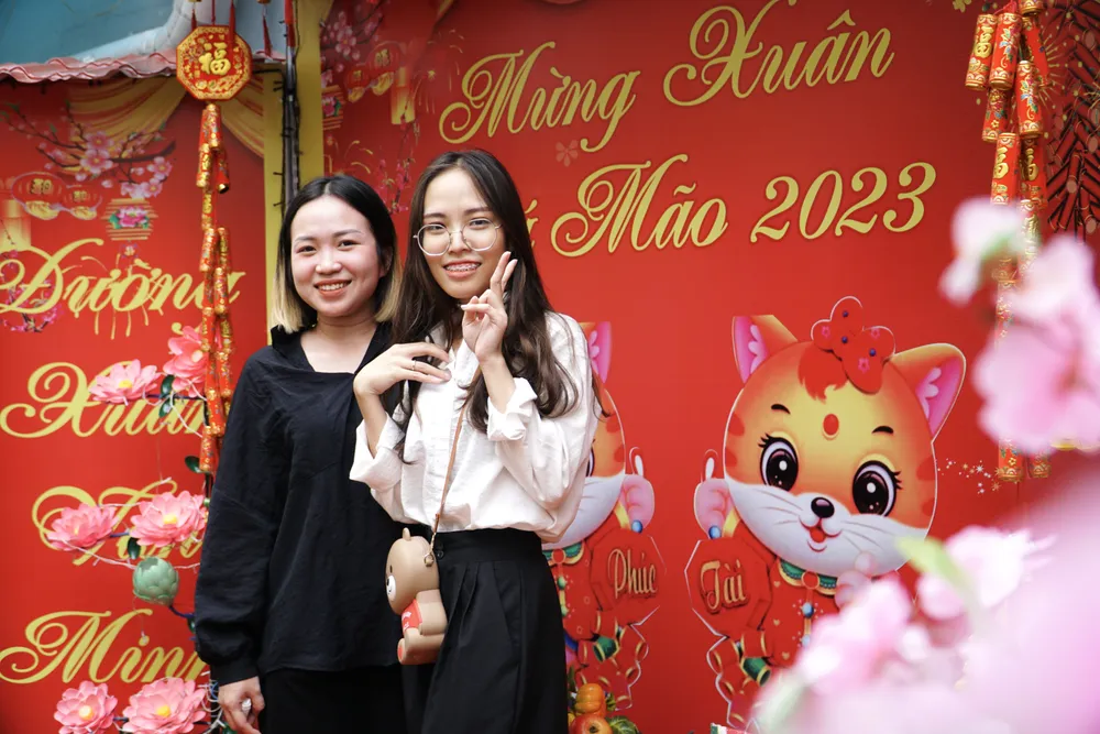 Chị Tường An (áo đen, ngụ tỉnh Tây Ninh) đi cùng bạn, vô tình ghé ngang qua đây đã dừng chân để check-in những bức ảnh đẹp. “Lần đầu tiên mình thấy trong con hẻm mà mọi người trang trí công phu đến vậy, khung cảnh rất đẹp, rất rực rỡ” - chị An chia sẻ.