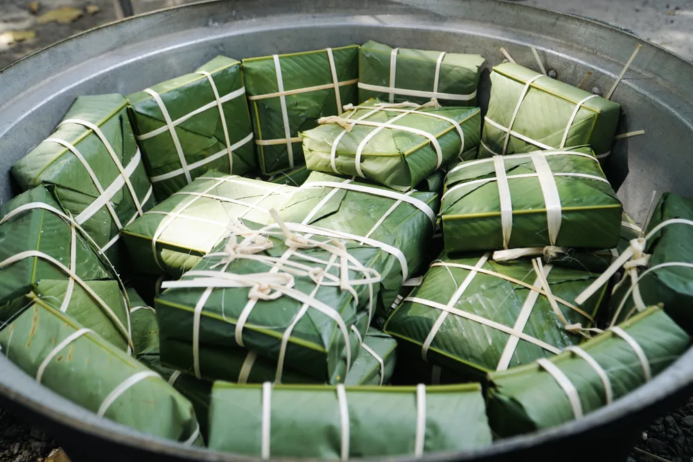 Sau khi gói xong toàn bộ số bánh sẽ được nấu tại chỗ và cứ 1.000 chiếc bánh ra lò thì sẽ được các bạn chuyển phát đến những điểm cần trao tặng.