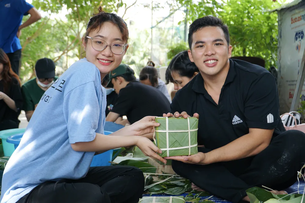 Mỗi chiếc bánh sẽ gói theo khuôn, trung bình nặng từ 1kg- 1.5kg