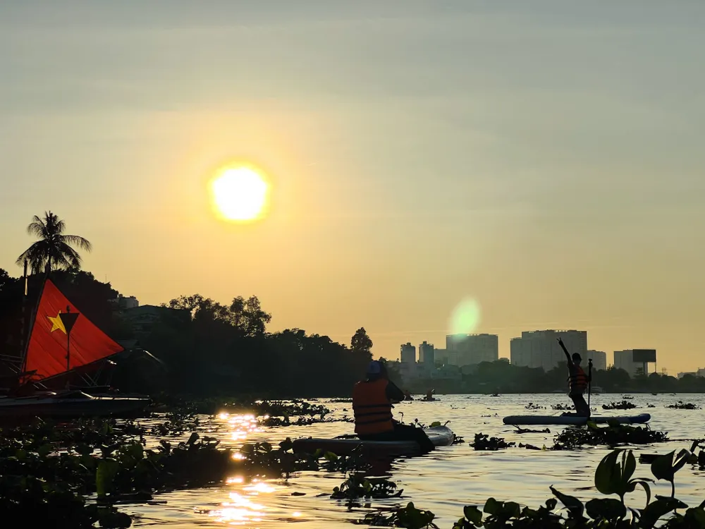 Thú vị nhất có lẽ là khung cảnh ánh hoàng hôn rực rỡ trải dài trên sông Sài Gòn khiến nhiều du khách thích thú thả trôi theo dòng nước để đắm chìm trong cảm giác bình yên. Thú vị nhất có lẽ là khung cảnh ánh hoàng hôn rực rỡ trải dài trên sông Sài Gòn khiến nhiều du khách thích thú thả trôi theo dòng nước để đắm chìm trong cảm giác bình yên.