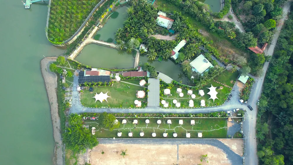 Toạ lạc tại phường Long Phước, TP Thủ Đức, TP.HCM, khu cắm trại theo mô hình glamping có diện tích 6.000 m² chỉ cách trung tâm thành phố hơn 40 phút di chuyển bằng xe máy.