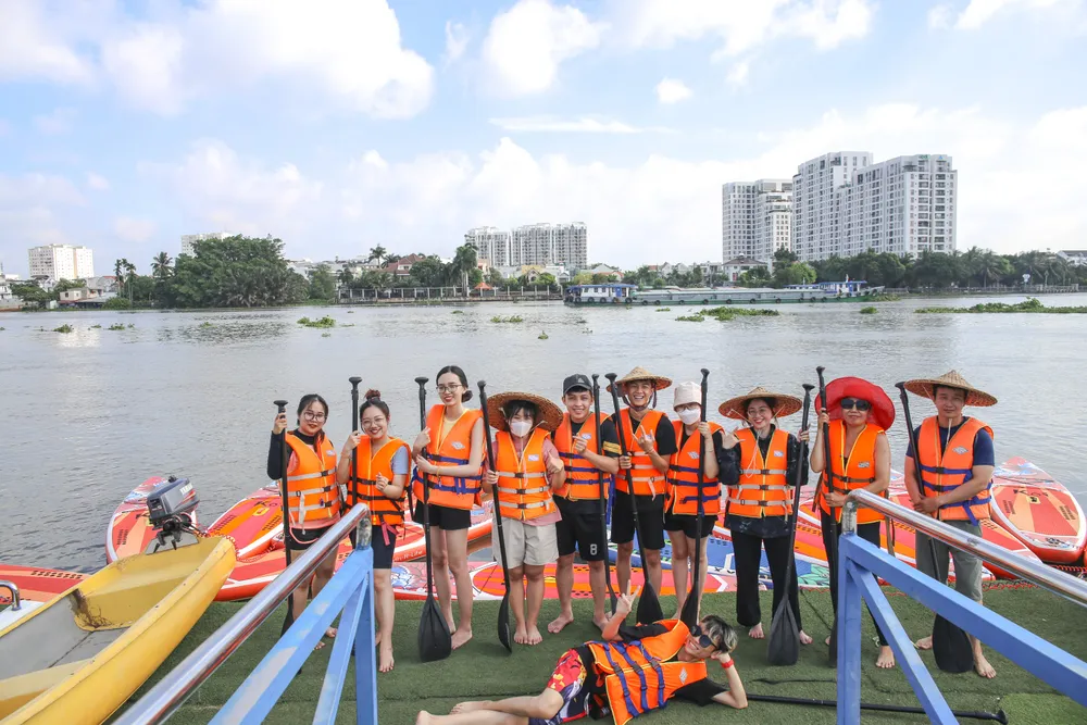 Các dụng cụ đi kèm sẽ là một mái chèo, dây an toàn, bánh lái. Trong đó các hướng dẫn viên nhấn mạnh mái chèo là dụng cụ quan trọng nhất vì khi xảy ra sự cố thuyền lật hay người chèo rơi xuống nước gây mất mái chèo sẽ không thể di chuyển được vào bờ. Các dụng cụ đi kèm sẽ là một mái chèo, dây an toàn, bánh lái. Trong đó các hướng dẫn viên nhấn mạnh mái chèo là dụng cụ quan trọng nhất vì khi xảy ra sự cố thuyền lật hay người chèo rơi xuống nước gây mất mái chèo sẽ không thể di chuyển được vào bờ.