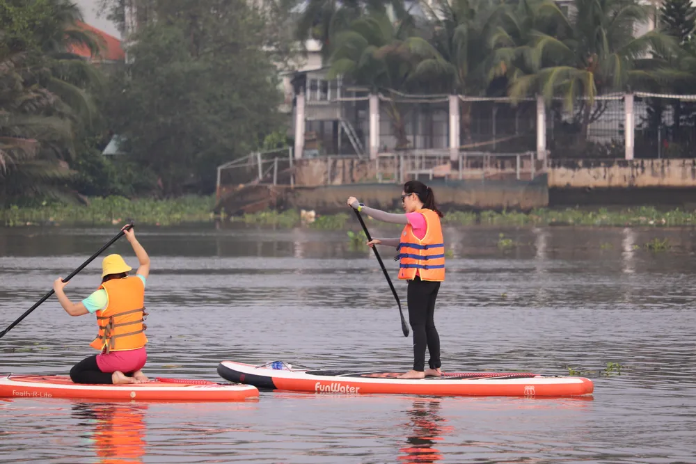 Chèo SUP có thể sử dụng được cả ở bề mặt nước tĩnh hoặc đầy gợn sóng. Đây là bộ môn được đánh giá khá dễ chơi, dễ làm quen, không cần nhiều kinh nghiệm vẫn có thể trải nghiệm được. Chèo SUP có thể sử dụng được cả ở bề mặt nước tĩnh hoặc đầy gợn sóng. Đây là bộ môn được đánh giá khá dễ chơi, dễ làm quen, không cần nhiều kinh nghiệm vẫn có thể trải nghiệm được.