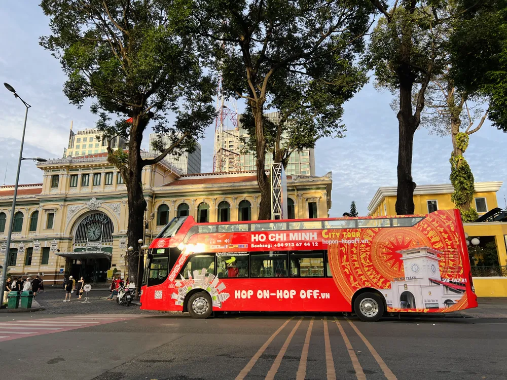 Điểm gây ấn tượng cho nhiều du khách không chỉ ở trải nghiệm mà còn là ở cách trang trí khá bắt mắt với màu đỏ chủ đạo kết hợp các hoạ tiết trang trí như trống đồng Đông Sơn, chợ Bến Thành, các hình ảnh đẹp về các địa điểm nổi tiếng…