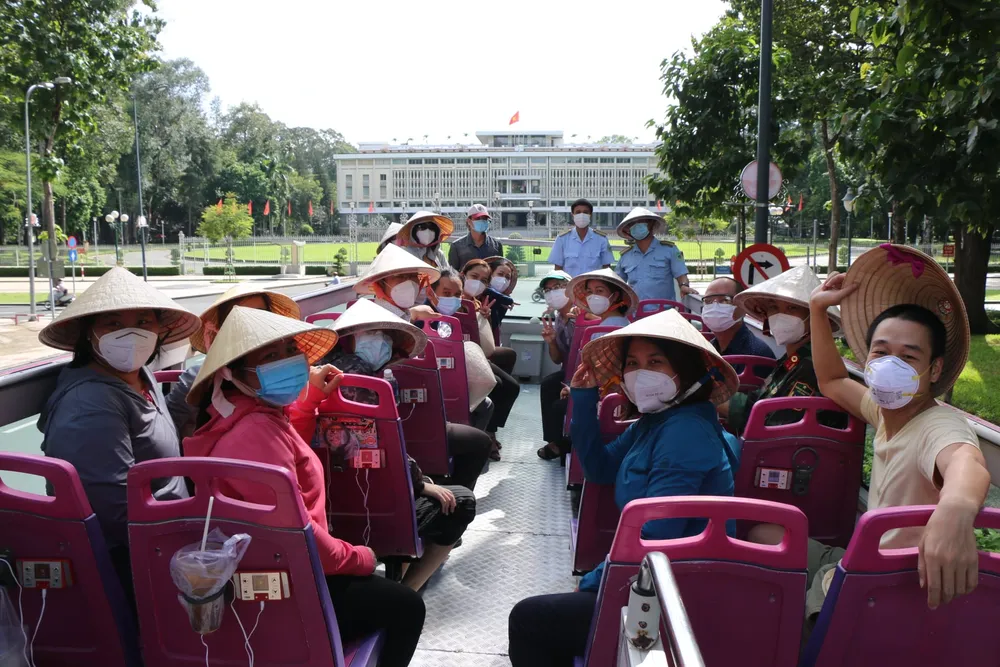 Anh Nguyễn Khoa Luân (Giám đốc Công ty du lịch Ảnh Việt Hop on - Hop off Việt Nam) cho biết: “Chúng tôi không chỉ giúp du khách có một trải nghiệm du lịch trọn vẹn mà thông qua xe buýt 2 tầng còn giúp du khách nhận diện văn hoá tại Việt Nam và TP.HCM vô cùng năng động. Chúng tôi chú trọng đưa các hình ảnh tiêu biểu về TP.HCM lên bề ngoài xe nhằm quảng bá mạnh mẽ hình ảnh du lịch. Điều này khiến nhiều du khách dù không đi nhưng họ vẫn thích chụp ảnh cùng xe buýt, truyền thông rộng rãi hình ảnh của TP.HCM.”
