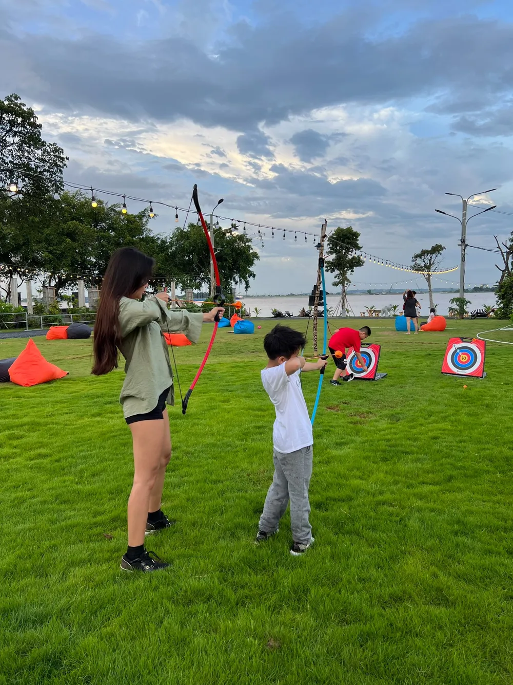 Rời mắt khỏi những thiết bị điện tử, mạng xã hội, các em nhỏ cũng vô cùng hào hứng được trải nghiệm các hoạt động bắn cung, chơi với cừu…