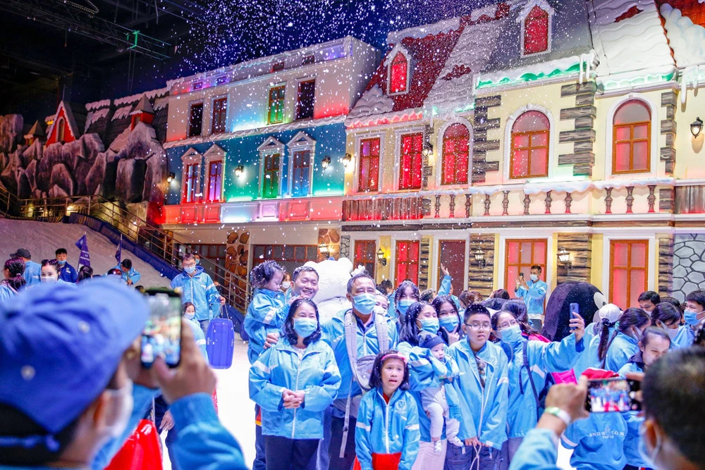 Với ánh đèn lấp lánh đầy sắc màu, khung cảnh trắng tinh thơ mộng, các bạn trẻ dễ dàng có những bức hình sống ảo sống động nhất.