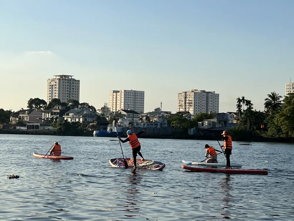 Sau hơn 1 tiếng chèo SUP tại điểm Thanh Đa (quận Bình Thạnh, TP.HCM), nhóm bạn trẻ lần đầu trải nghiệm tỏ ra vô cùng hào hứng dù có bạn bị sự cố lật SUP rơi xuống sông. “Dù khá mệt nhưng tụi mình thấy hoạt động này rất thú vị và đáng để thử. Khoảnh khắc lênh đênh trên sông ngắm nhìn hoàng hôn thực sự rất tuyệt”, một thành viên trong nhóm chia sẻ. Sau hơn 1 tiếng chèo SUP tại điểm Thanh Đa (quận Bình Thạnh, TP.HCM), nhóm bạn trẻ lần đầu trải nghiệm tỏ ra vô cùng hào hứng dù có bạn bị sự cố lật SUP rơi xuống sông. “Dù khá mệt nhưng tụi mình thấy hoạt động này rất thú vị và đáng để thử. Khoảnh khắc lênh đênh trên sông ngắm nhìn hoàng hôn thực sự rất tuyệt”, một thành viên trong nhóm chia sẻ.
