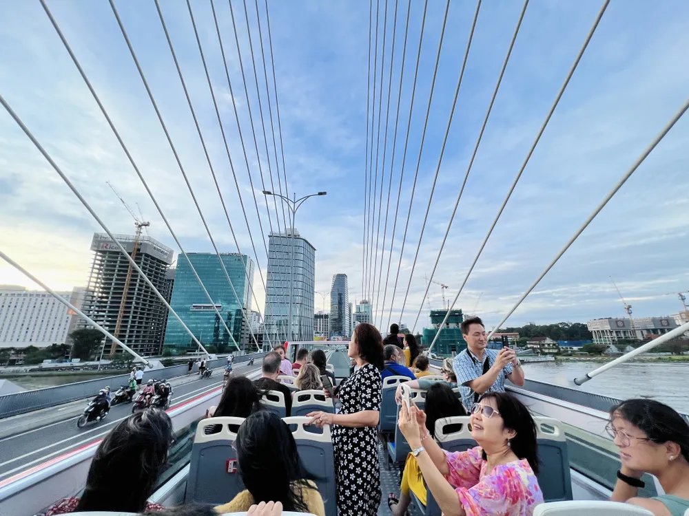 Cầu Thủ Thiêm 2 (TP. Thủ Đức) là một trong những địa điểm khiến du khách vô cùng thích thú trên hành trình du lịch bằng xe buýt vào buổi chiều. Mọi người vỡ oà khi được tận hưởng những luồng gió mát mẻ trên cầu, nhìn ngắm cánh đồng rợp bóng diều bay trên bầu trời xanh.