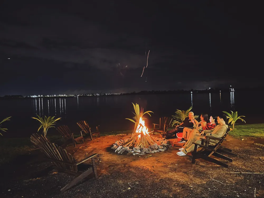 Để giải toả những áp lực căng thẳng thì du lịch là cách mà nhiều người chọn để có thời gian nghỉ ngơi cũng như khám phá vẻ đẹp của thiên nhiên để giảm stress. Đó cũng là lý do mà chị Lê Bích Hà (ngụ quận Gò Vấp, TP.HCM) chọn đến khu cắm trại vào cuối tuần. Chị tâm sự: “Công việc rất bận rộn nên khó sắp xếp được thời gian để đi du lịch nên mình đã chọn khu cắm trại ghé đến nghỉ ngơi. Khu này rất đẹp, lạ lại nằm ngay tại Sài Gòn, quá tiện cho việc di chuyển